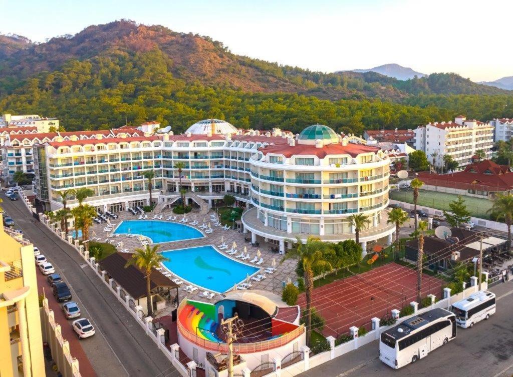 Pineta Park Deluxe Hotel 말마리스 외부 사진